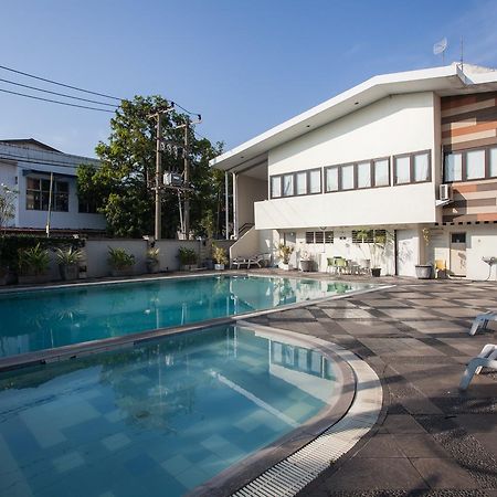 Hotel Reddoorz Premium @ Raya Nginden Wonotjolo Esterno foto
