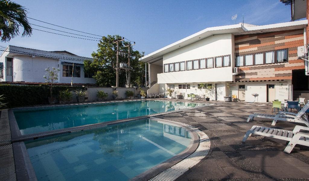 Hotel Reddoorz Premium @ Raya Nginden Wonotjolo Esterno foto