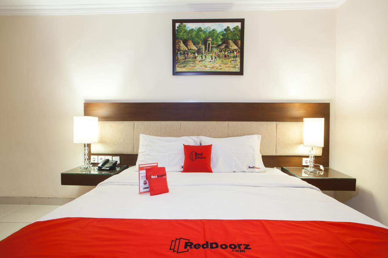 Hotel Reddoorz Premium @ Raya Nginden Wonotjolo Esterno foto