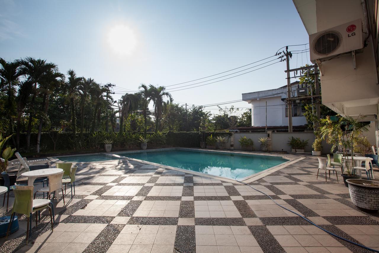 Hotel Reddoorz Premium @ Raya Nginden Wonotjolo Esterno foto