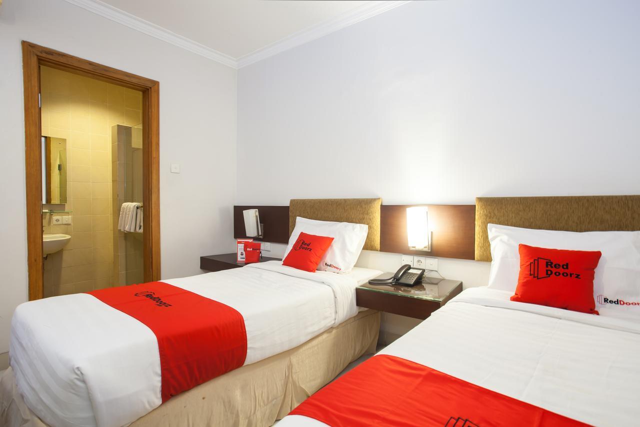 Hotel Reddoorz Premium @ Raya Nginden Wonotjolo Esterno foto
