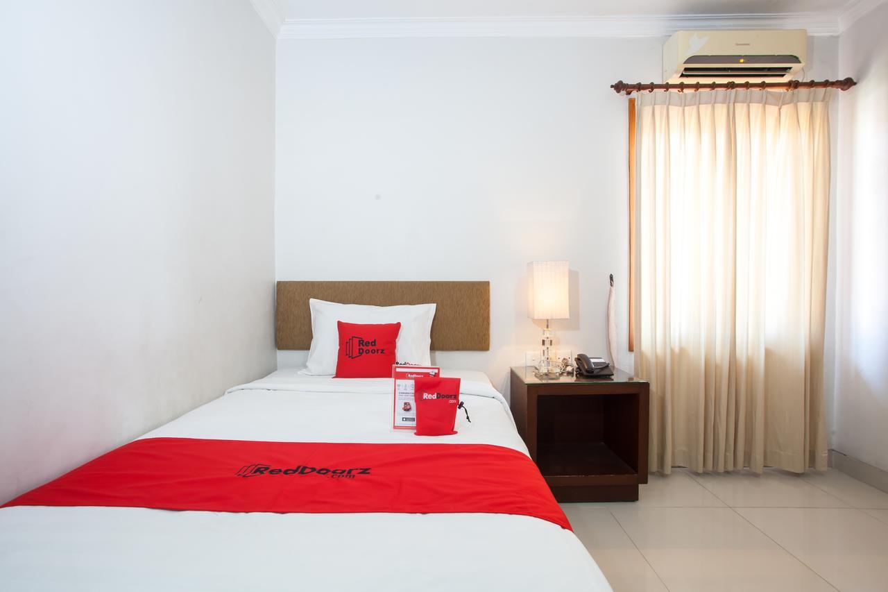 Hotel Reddoorz Premium @ Raya Nginden Wonotjolo Esterno foto