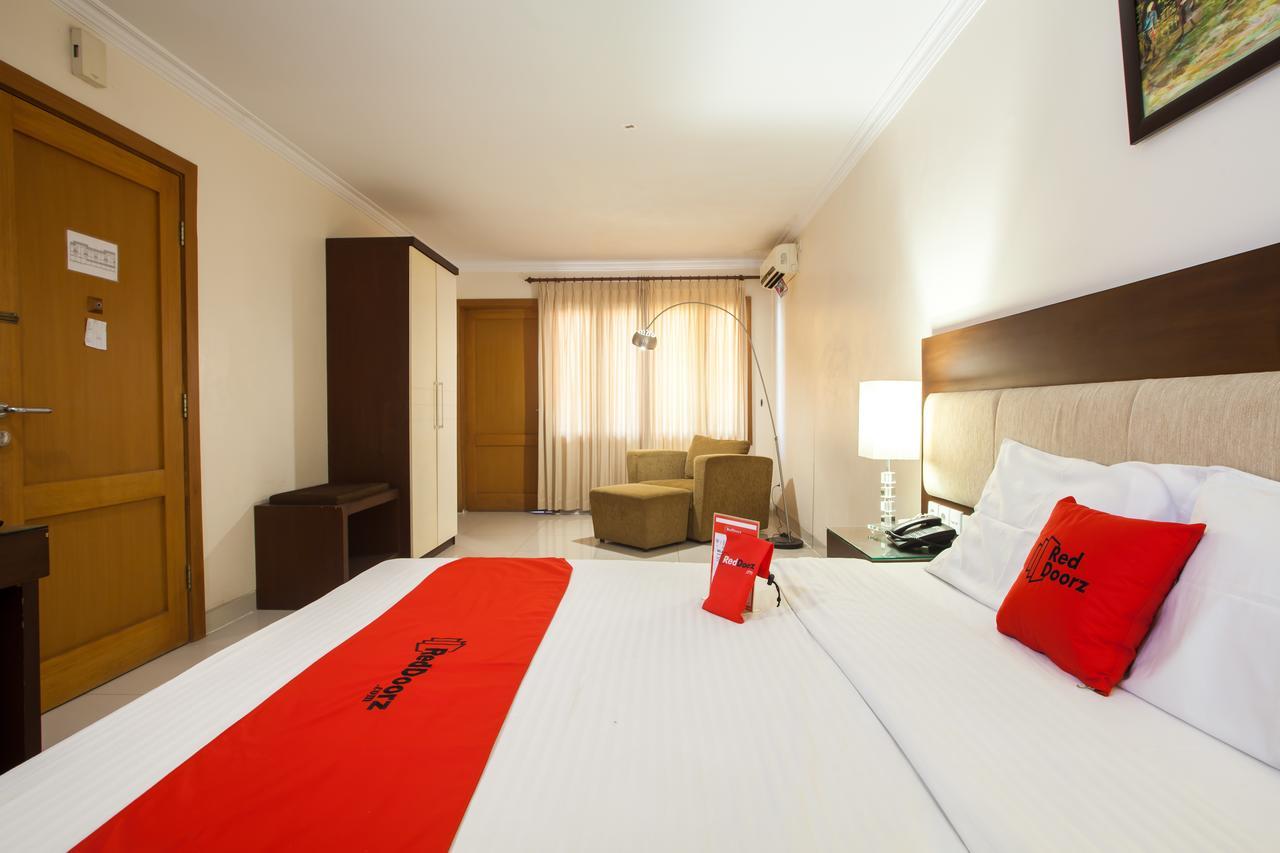 Hotel Reddoorz Premium @ Raya Nginden Wonotjolo Esterno foto
