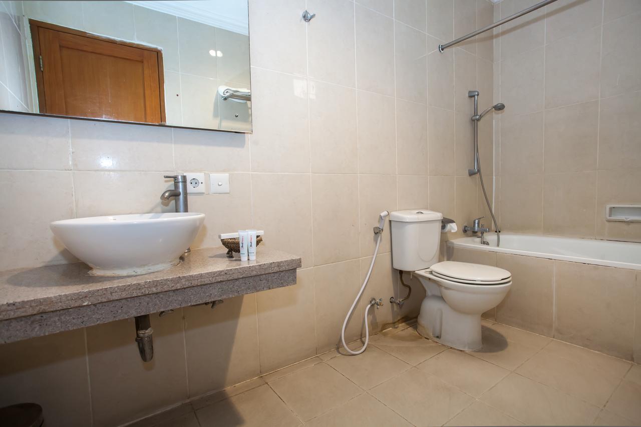 Hotel Reddoorz Premium @ Raya Nginden Wonotjolo Esterno foto
