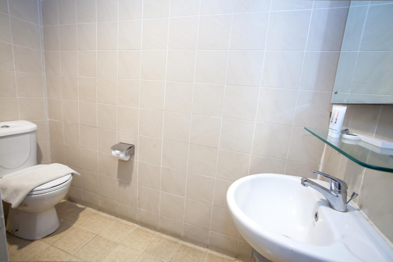 Hotel Reddoorz Premium @ Raya Nginden Wonotjolo Esterno foto