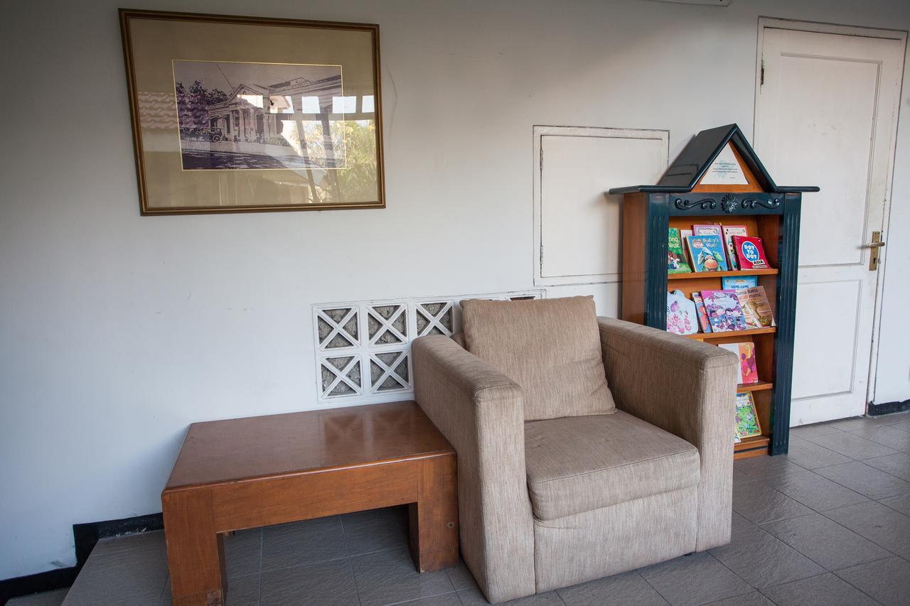 Hotel Reddoorz Premium @ Raya Nginden Wonotjolo Esterno foto