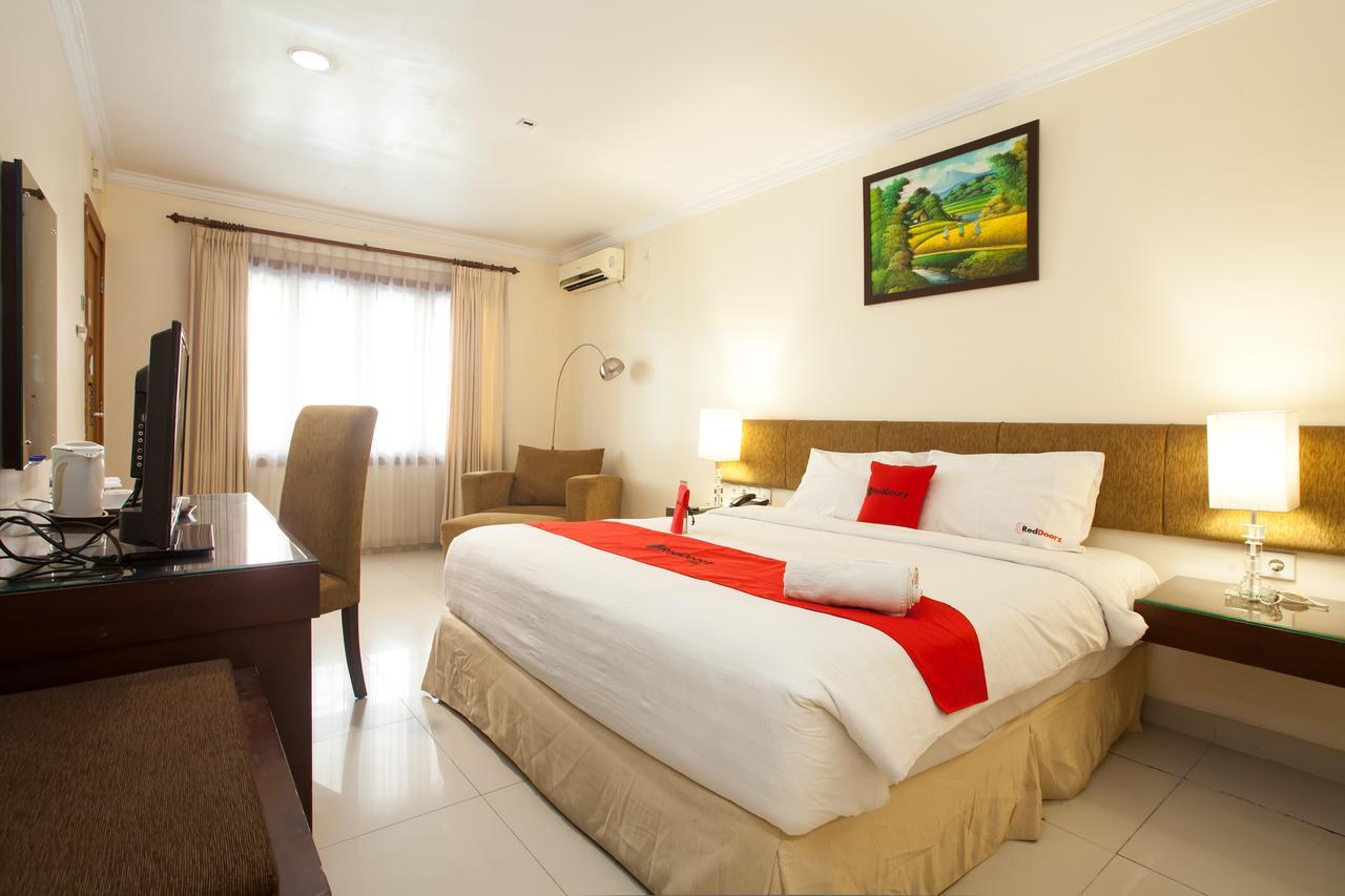Hotel Reddoorz Premium @ Raya Nginden Wonotjolo Esterno foto
