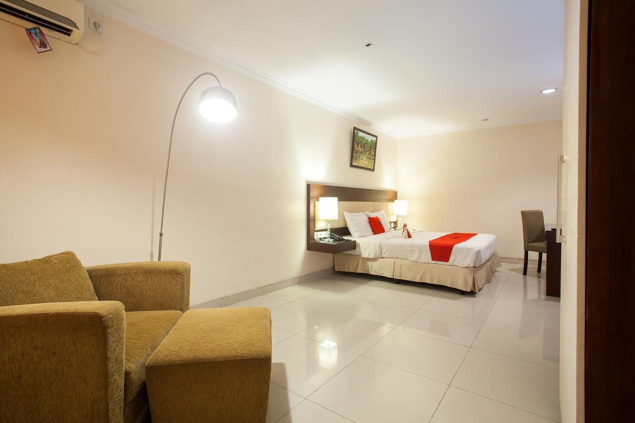 Hotel Reddoorz Premium @ Raya Nginden Wonotjolo Esterno foto