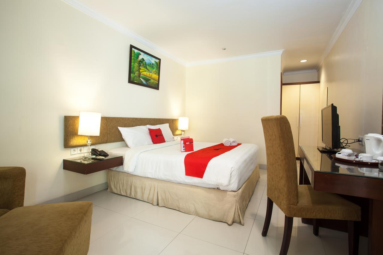 Hotel Reddoorz Premium @ Raya Nginden Wonotjolo Esterno foto