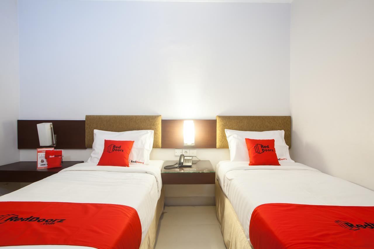 Hotel Reddoorz Premium @ Raya Nginden Wonotjolo Esterno foto