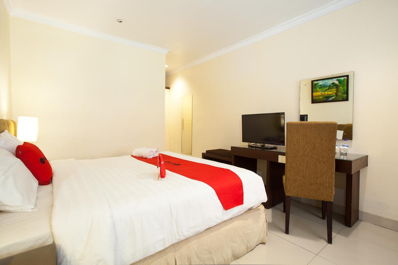 Hotel Reddoorz Premium @ Raya Nginden Wonotjolo Esterno foto