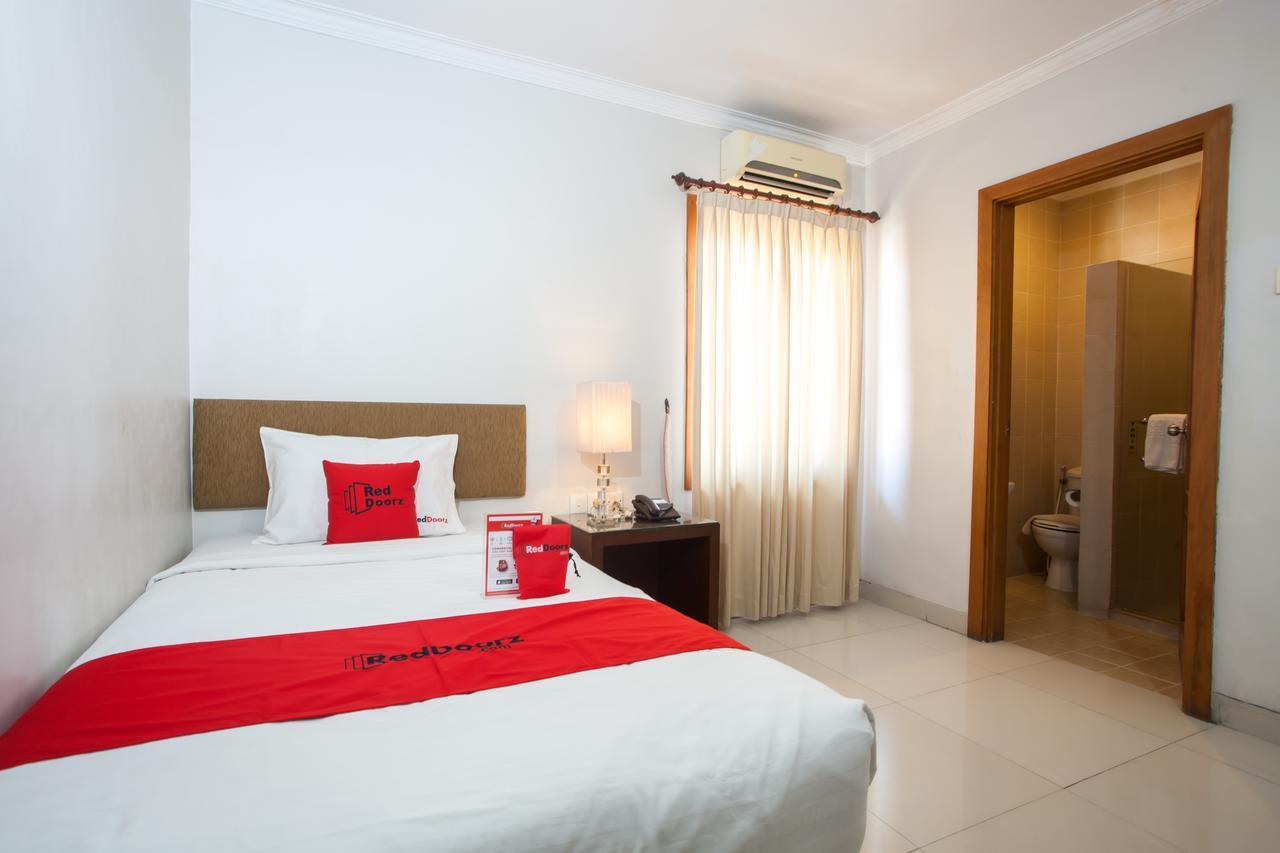 Hotel Reddoorz Premium @ Raya Nginden Wonotjolo Esterno foto