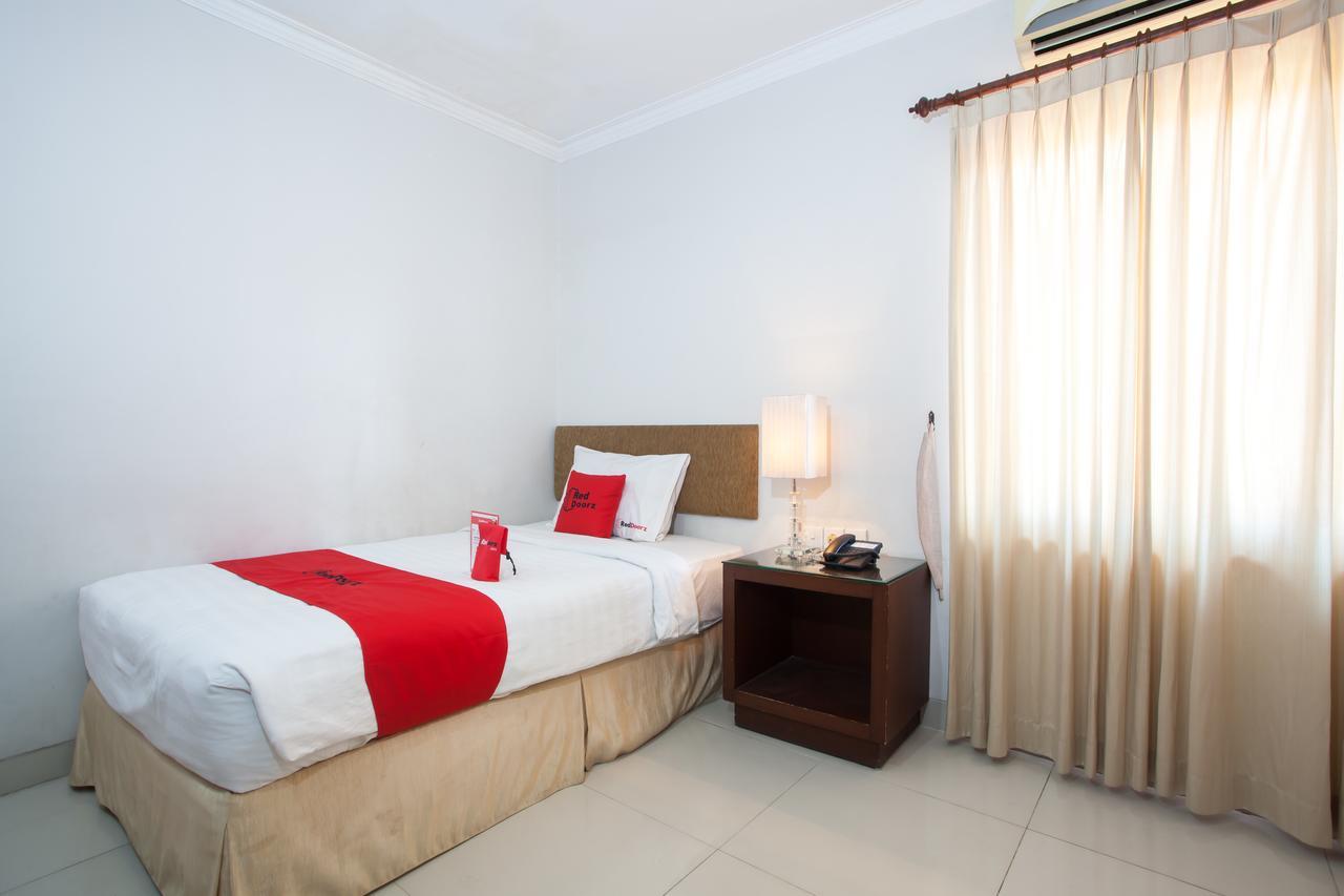 Hotel Reddoorz Premium @ Raya Nginden Wonotjolo Esterno foto