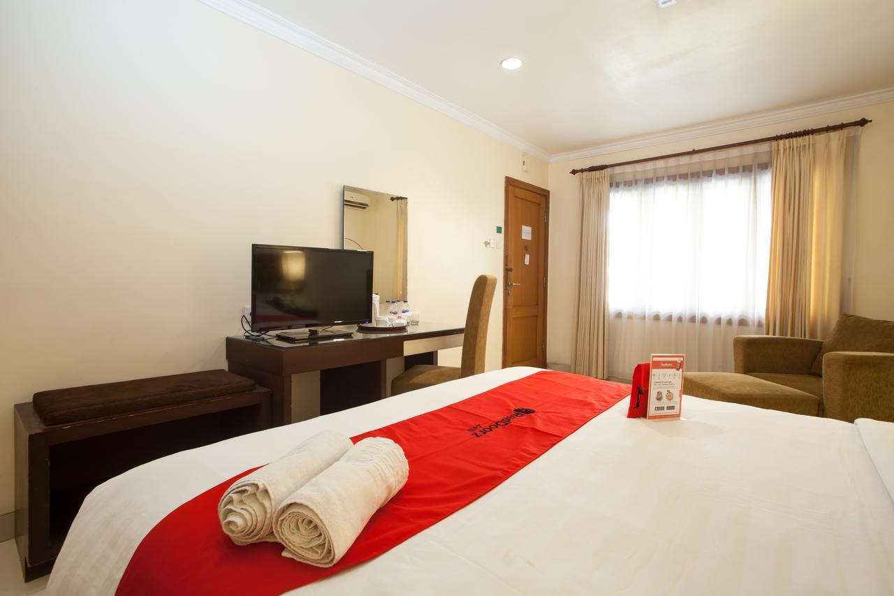 Hotel Reddoorz Premium @ Raya Nginden Wonotjolo Esterno foto