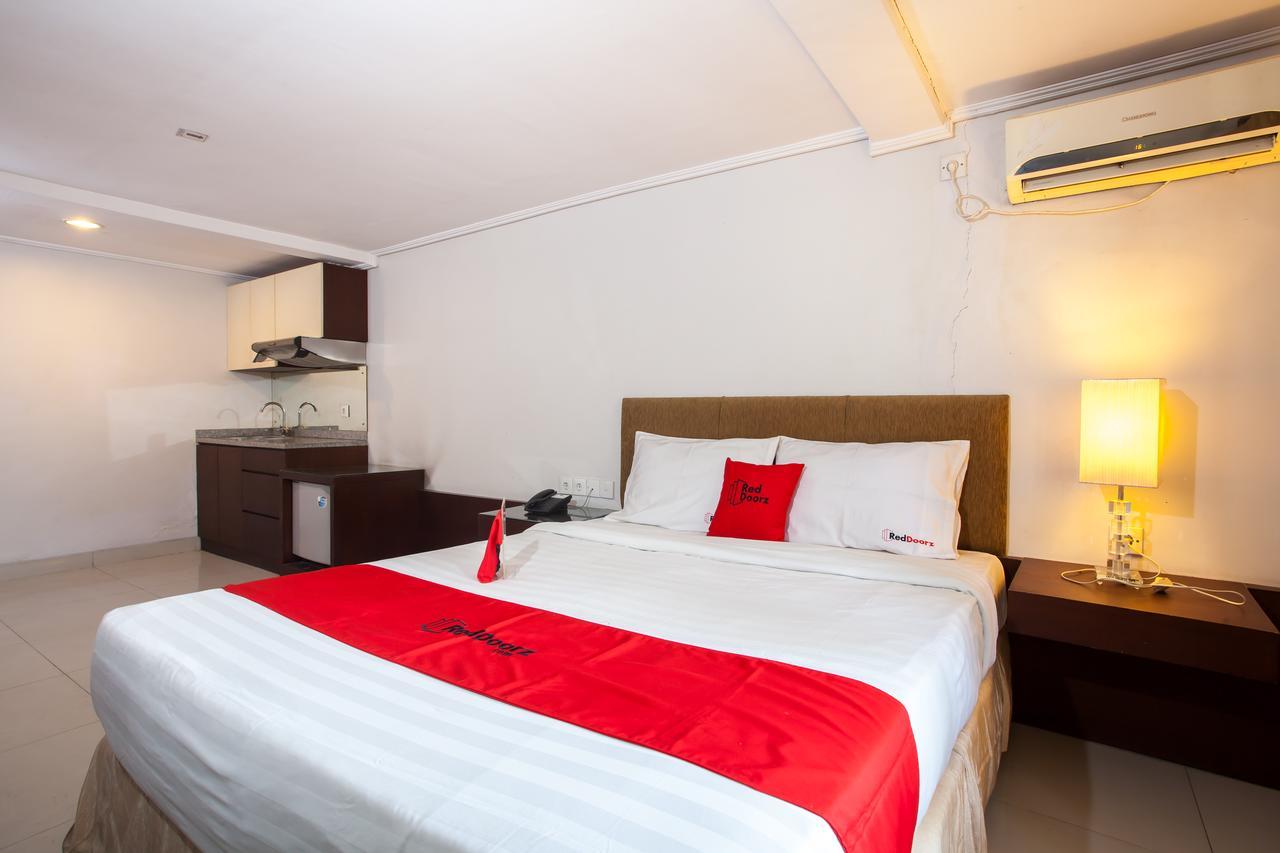 Hotel Reddoorz Premium @ Raya Nginden Wonotjolo Esterno foto