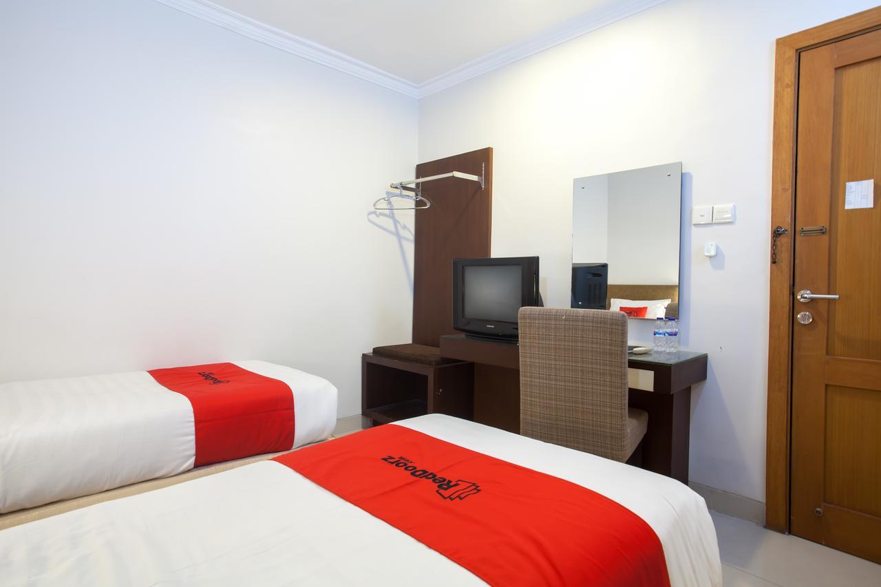 Hotel Reddoorz Premium @ Raya Nginden Wonotjolo Esterno foto