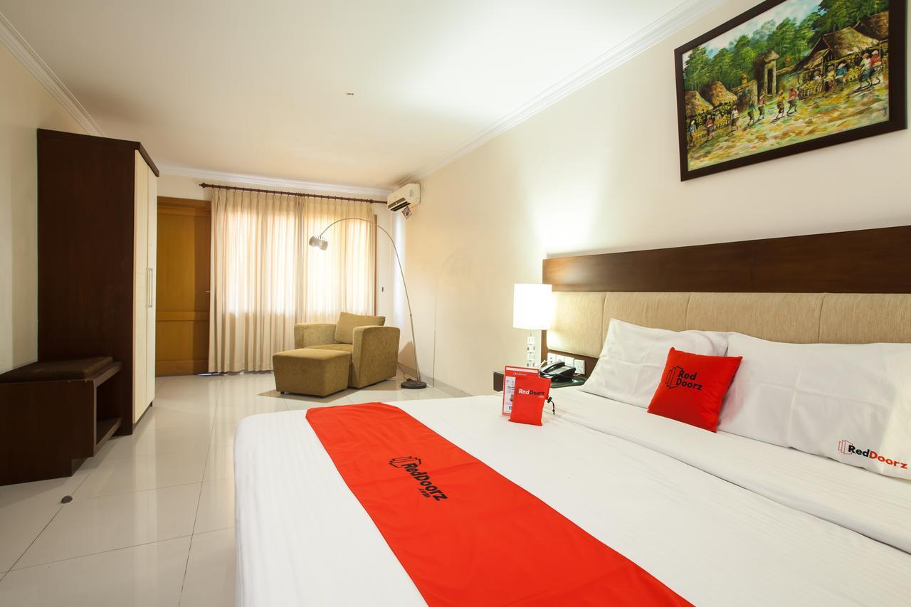 Hotel Reddoorz Premium @ Raya Nginden Wonotjolo Esterno foto