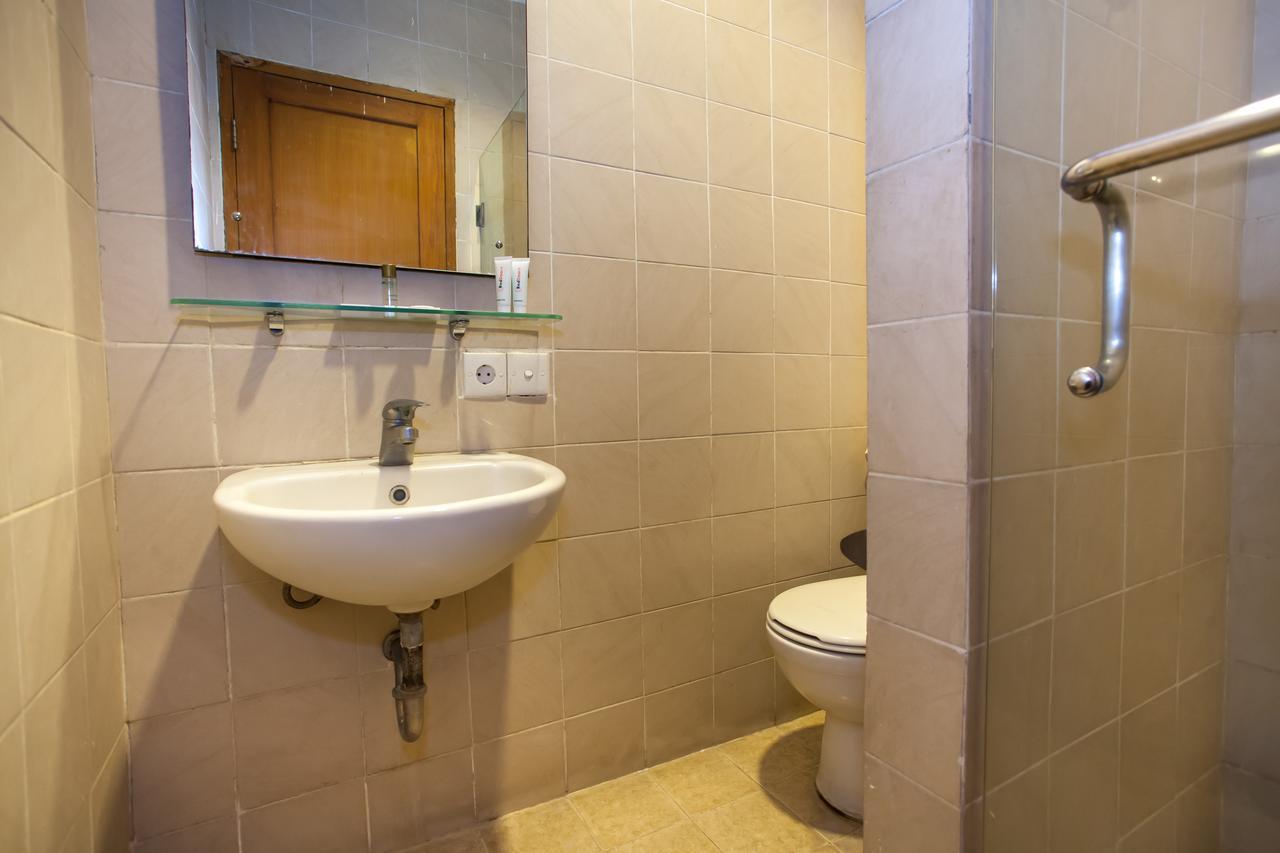 Hotel Reddoorz Premium @ Raya Nginden Wonotjolo Esterno foto