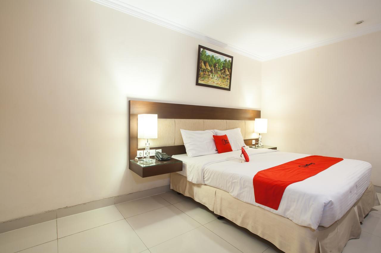 Hotel Reddoorz Premium @ Raya Nginden Wonotjolo Esterno foto