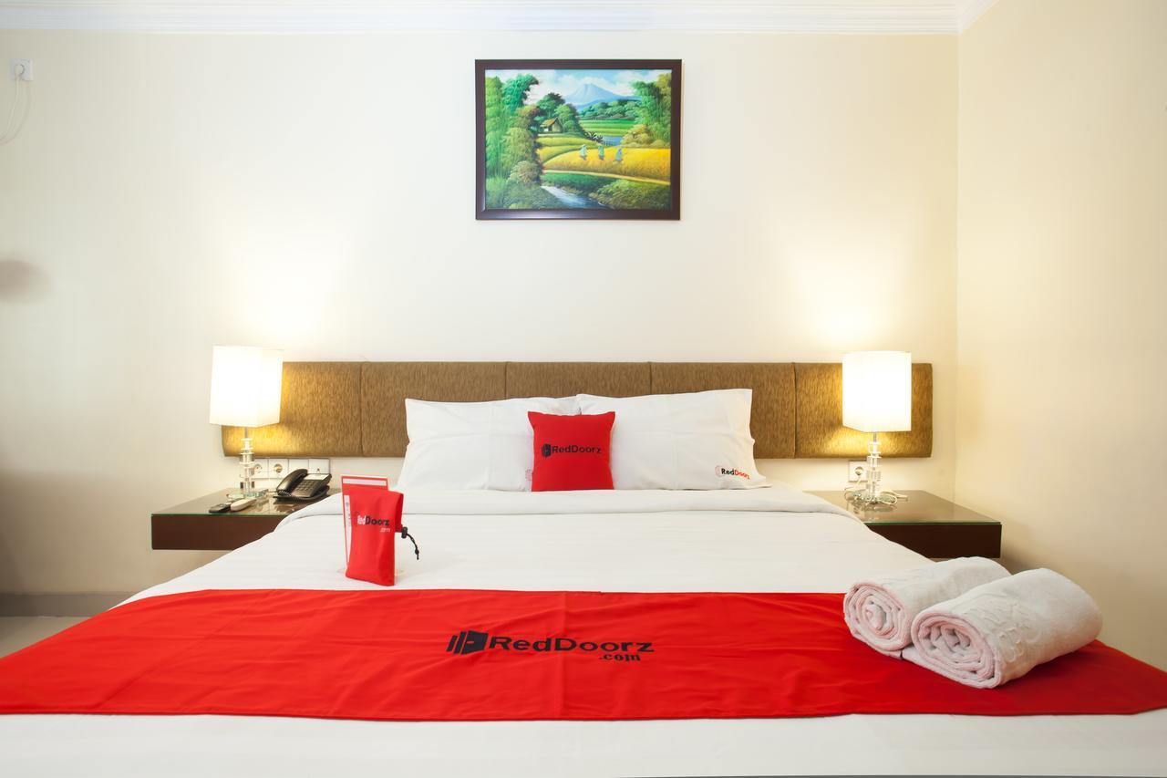Hotel Reddoorz Premium @ Raya Nginden Wonotjolo Esterno foto