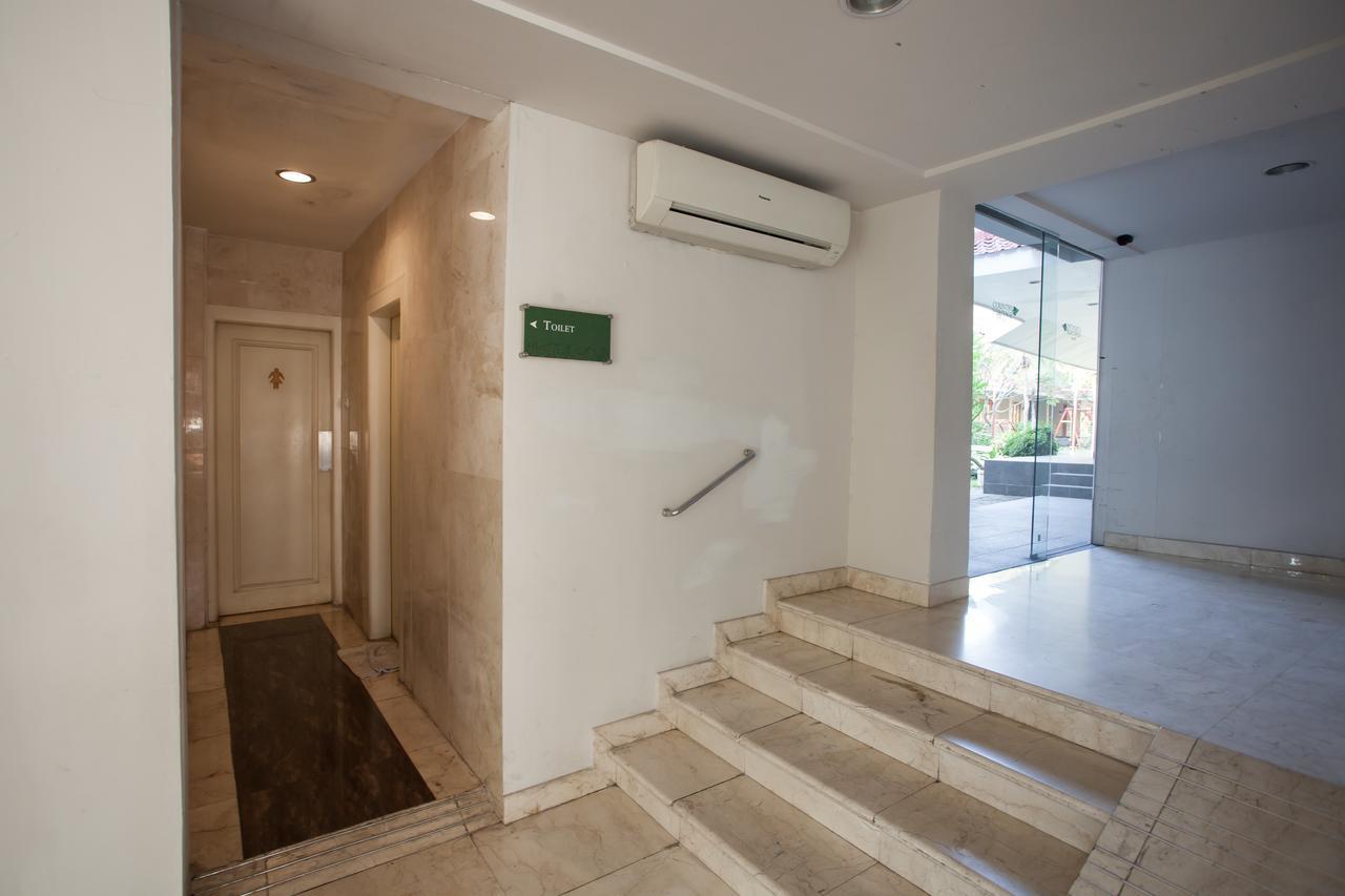 Hotel Reddoorz Premium @ Raya Nginden Wonotjolo Esterno foto
